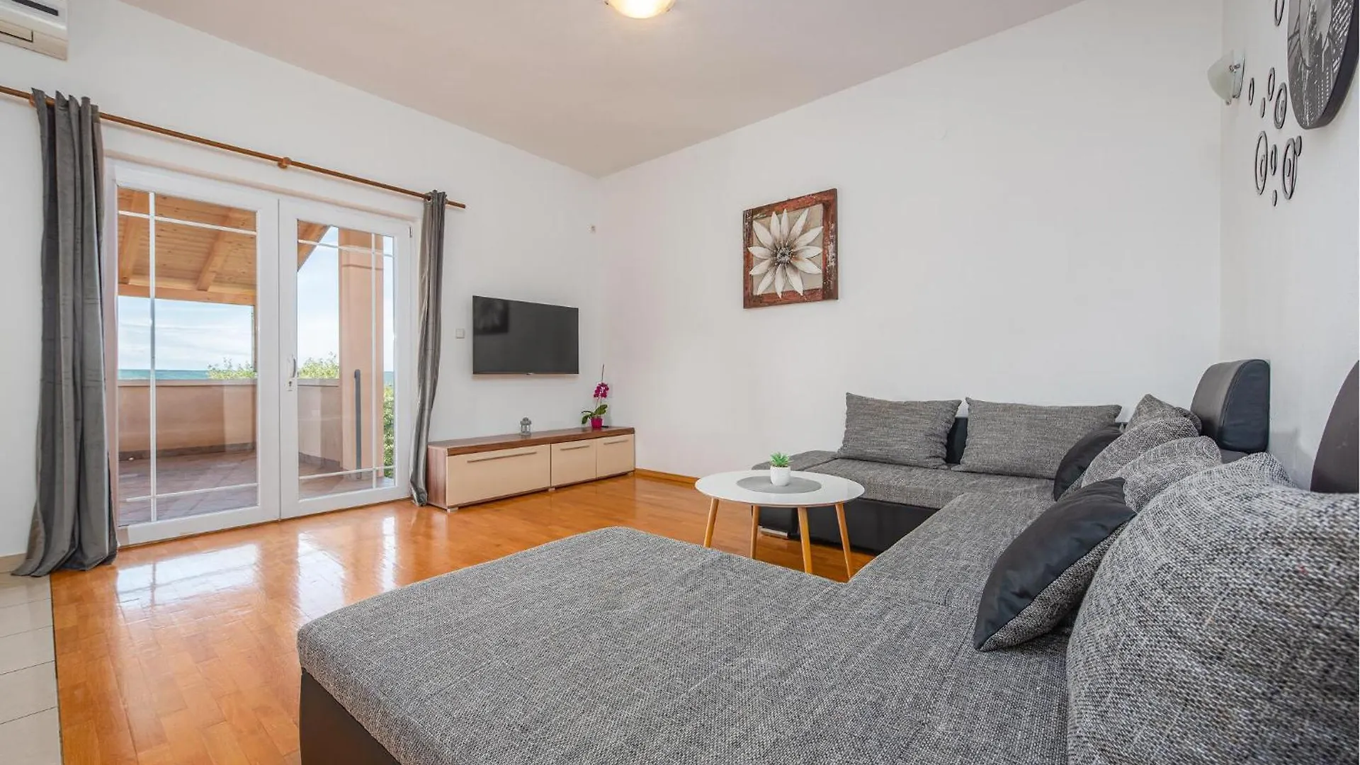 Beautiful Apartment In Maslenica With Kitchen