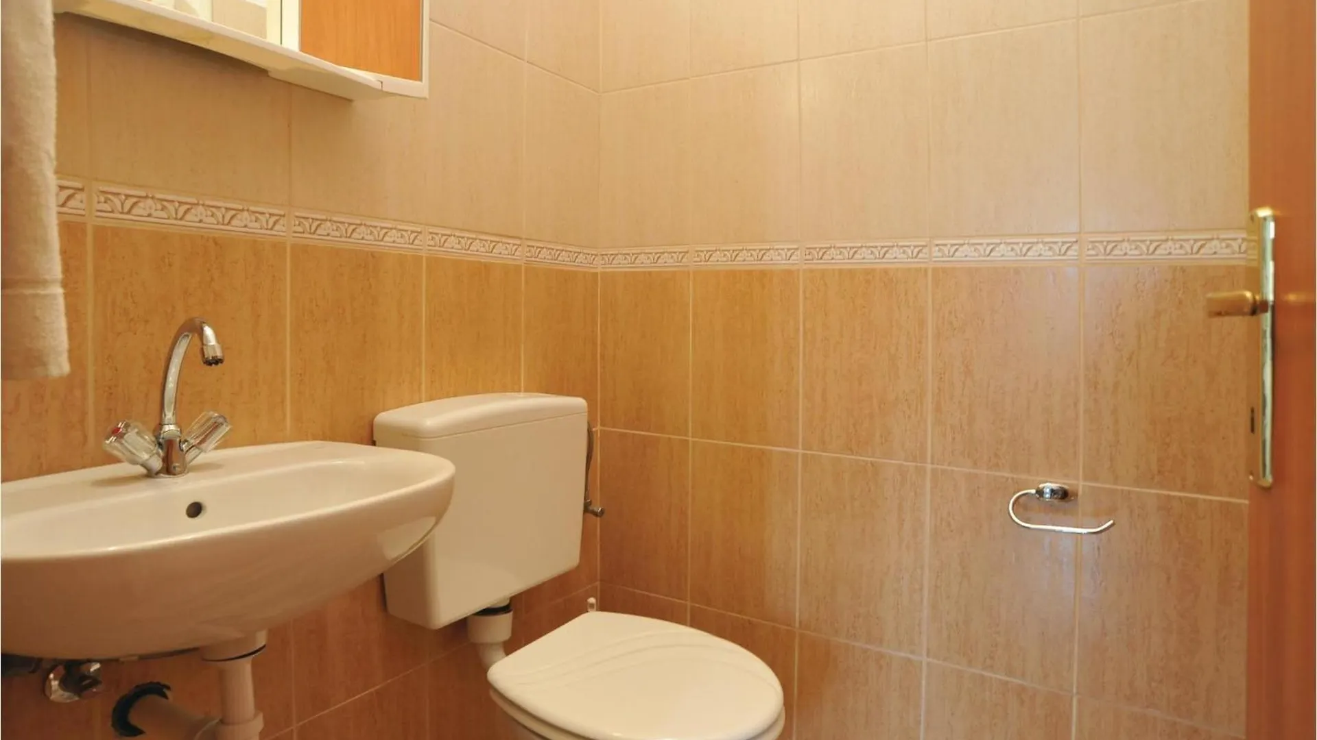 Beautiful Apartment In Maslenica With Kitchen